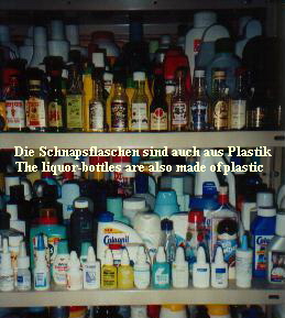 Die Schnapsflaschen sind auch aus Plastik
The liquor-bottles are also made of plastic